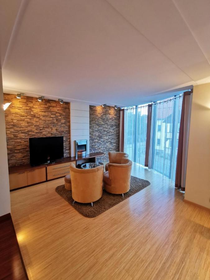 Uroczy Apartament Przy Deptaku Z Parkingiem. Polanica-Zdroj Luaran gambar