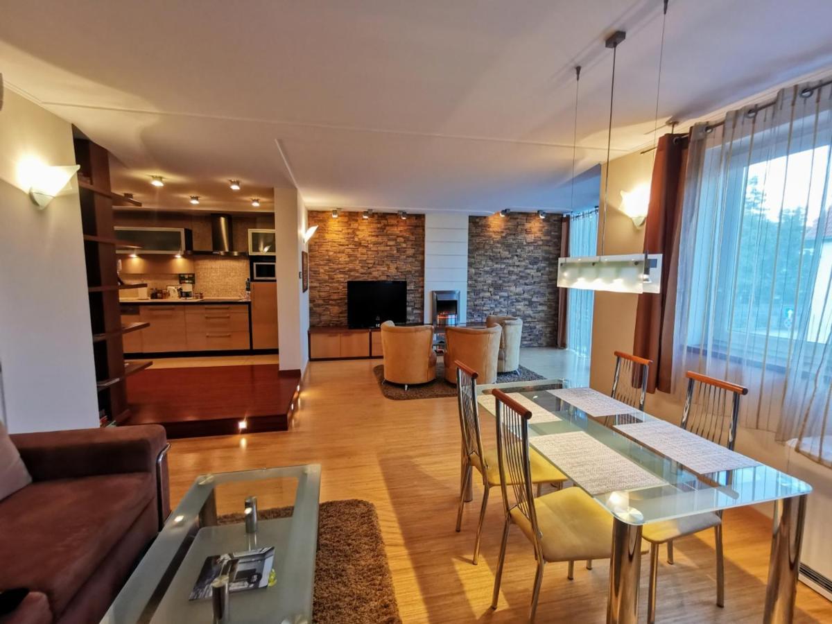 Uroczy Apartament Przy Deptaku Z Parkingiem. Polanica-Zdroj Luaran gambar
