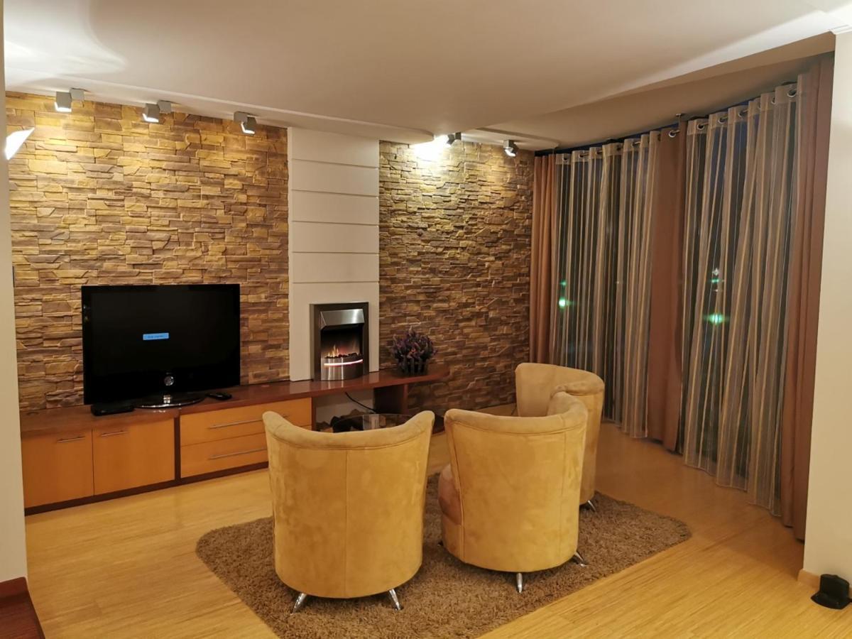 Uroczy Apartament Przy Deptaku Z Parkingiem. Polanica-Zdroj Luaran gambar