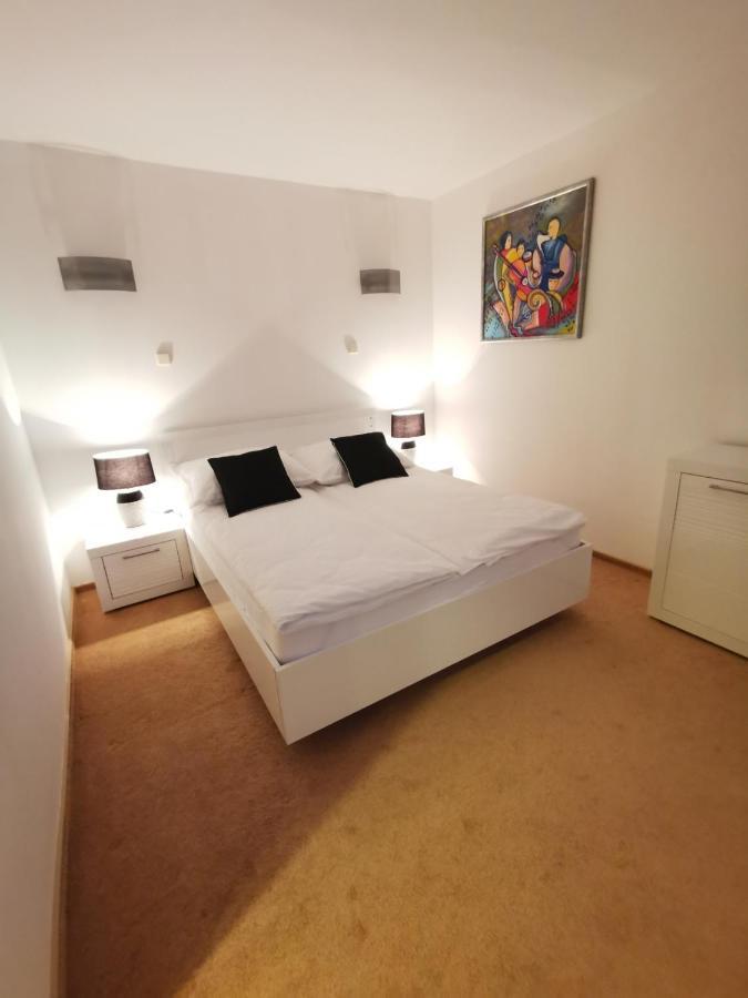Uroczy Apartament Przy Deptaku Z Parkingiem. Polanica-Zdroj Luaran gambar