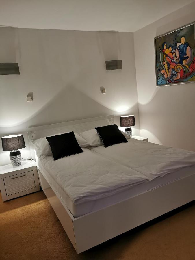 Uroczy Apartament Przy Deptaku Z Parkingiem. Polanica-Zdroj Luaran gambar