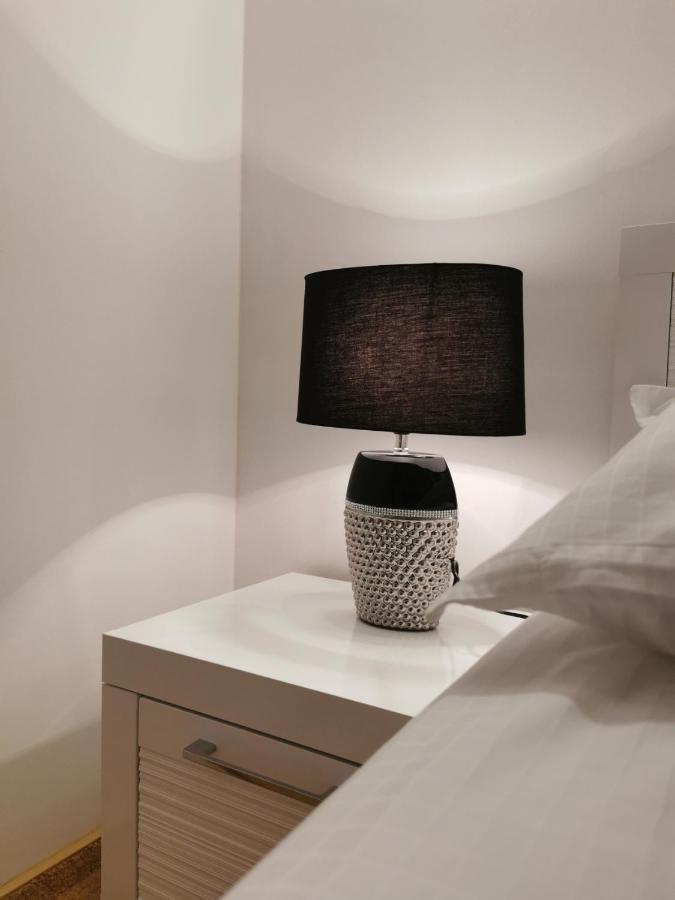 Uroczy Apartament Przy Deptaku Z Parkingiem. Polanica-Zdroj Luaran gambar