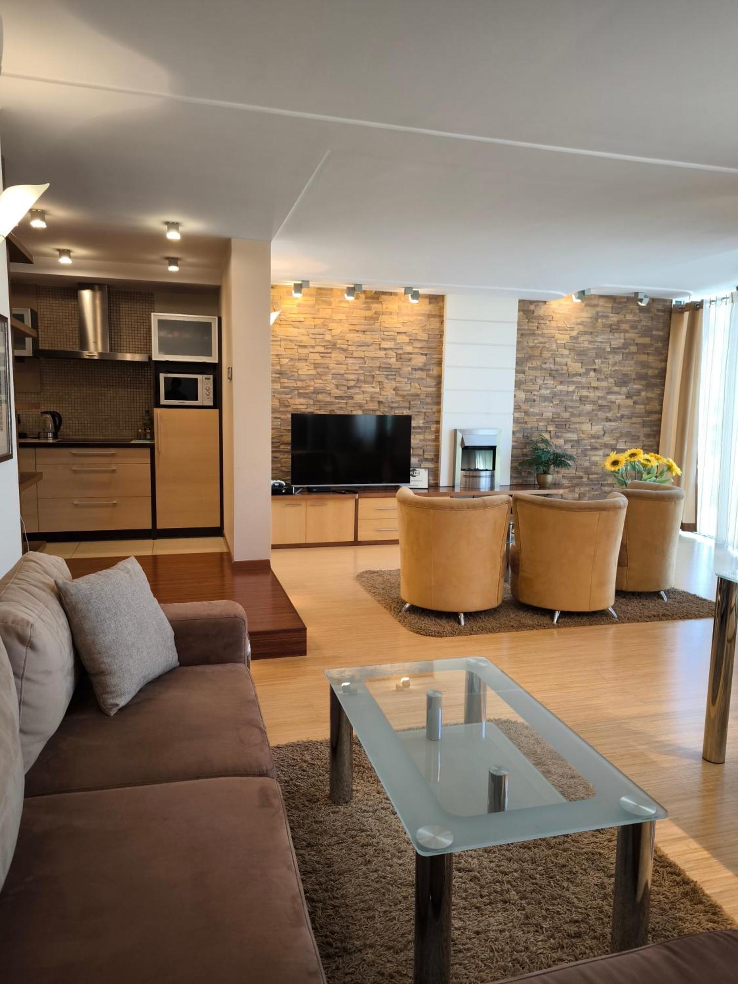 Uroczy Apartament Przy Deptaku Z Parkingiem. Polanica-Zdroj Luaran gambar