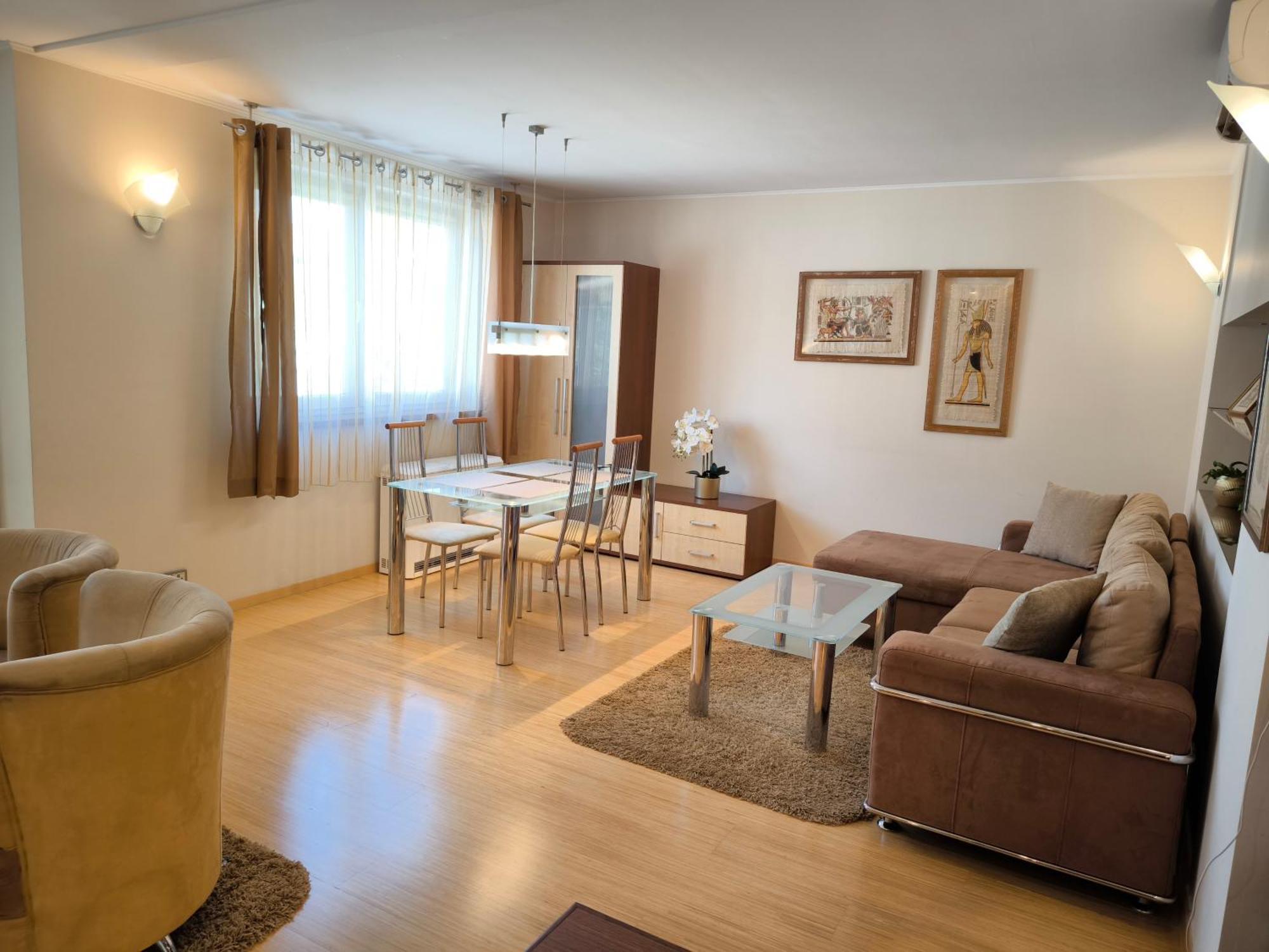 Uroczy Apartament Przy Deptaku Z Parkingiem. Polanica-Zdroj Luaran gambar