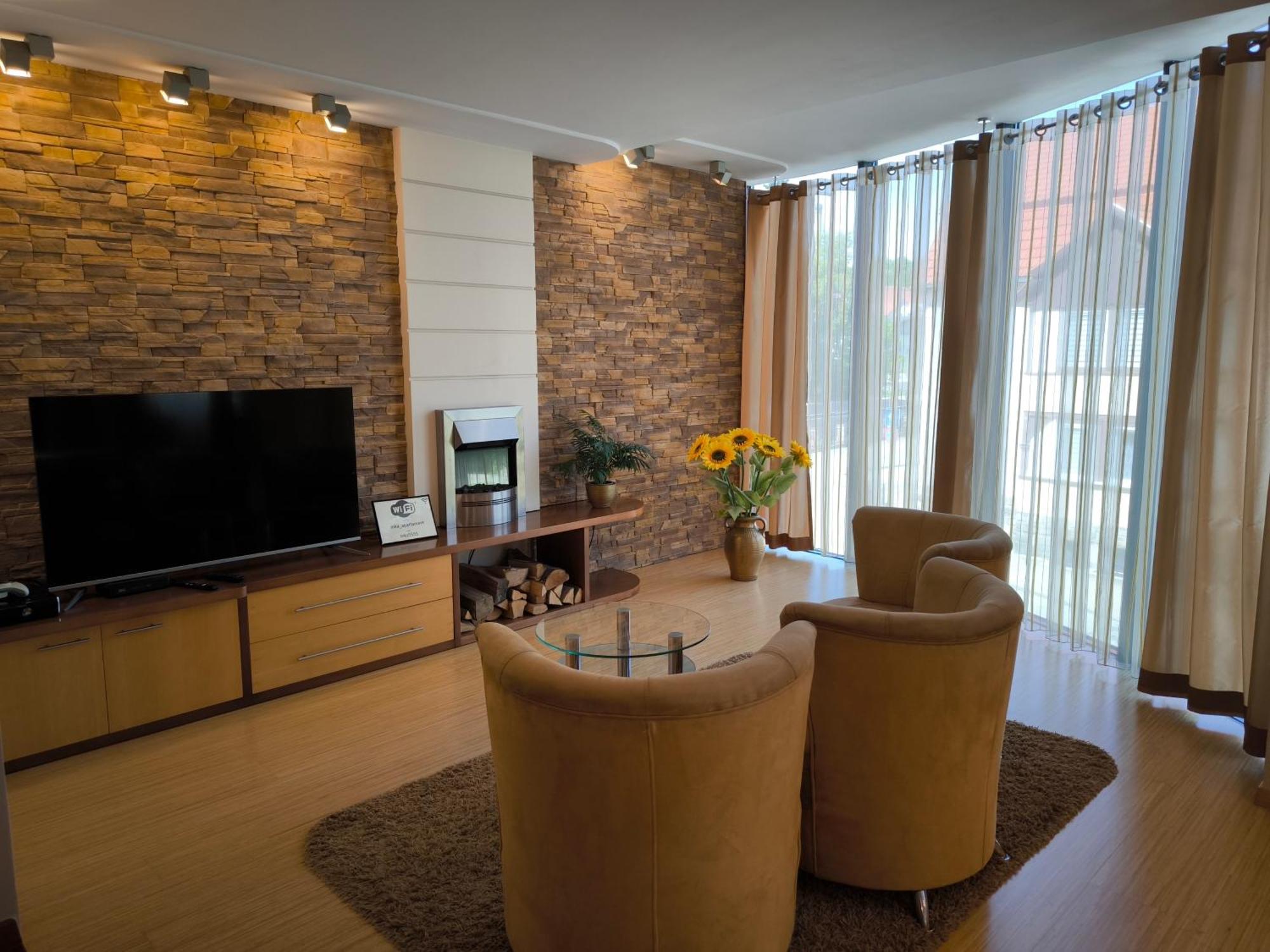 Uroczy Apartament Przy Deptaku Z Parkingiem. Polanica-Zdroj Luaran gambar