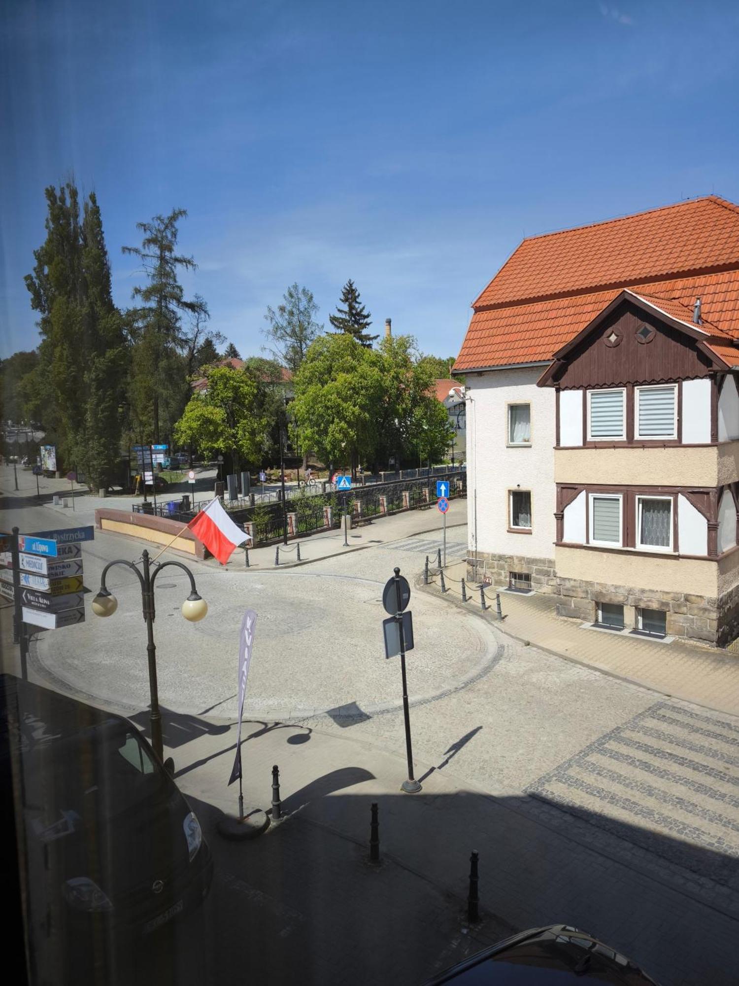 Uroczy Apartament Przy Deptaku Z Parkingiem. Polanica-Zdroj Luaran gambar